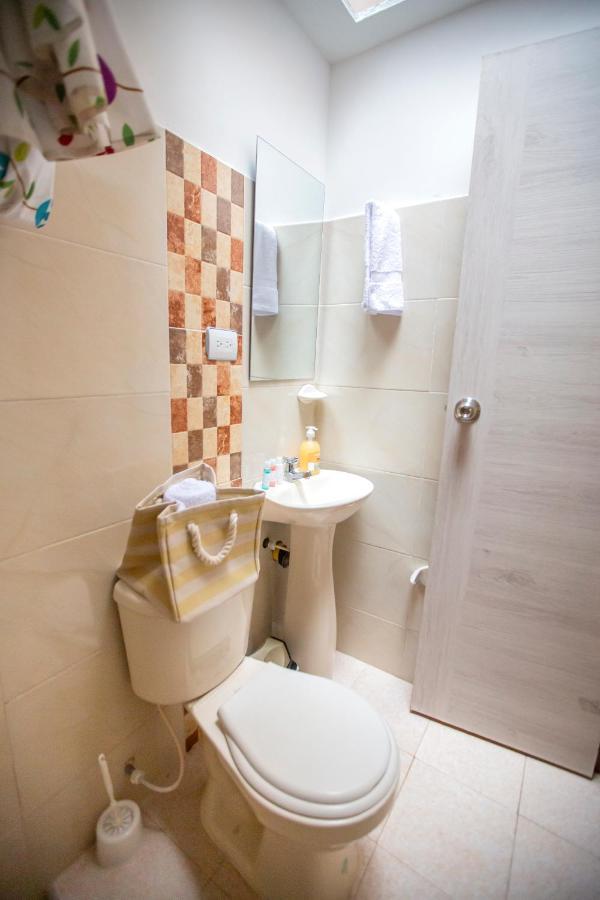 Komodo Alojamiento- Hostal Autoservicio, Ubicado Cerca Al Centro Historico - Bano Privado, Wifi , Cama 2X2 Y Agua Caliente Y Cocina Compartida Popayan Exterior photo